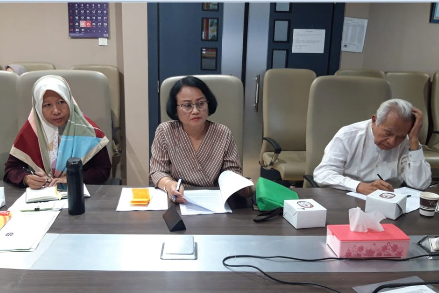 Kepala Pusat Penelitian Kewilayahan LIPI Ganewati Wuryandari (tengah) sedang mendengar paparan Hasil Penelitian Kepanganan di LIPI