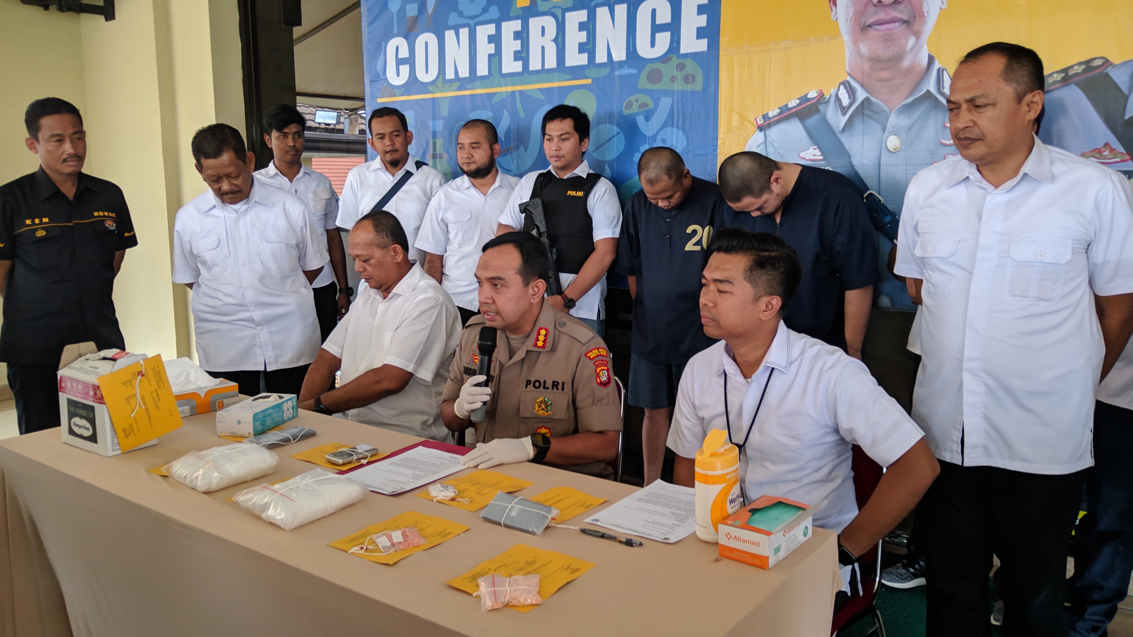 Kapolres Metro Jakarta Utara Kombes Budhi Herdi Susianto (tengah) mengungkap penangkapan dua bandar narkoba di Mapolres Metro Jakarta Utara.