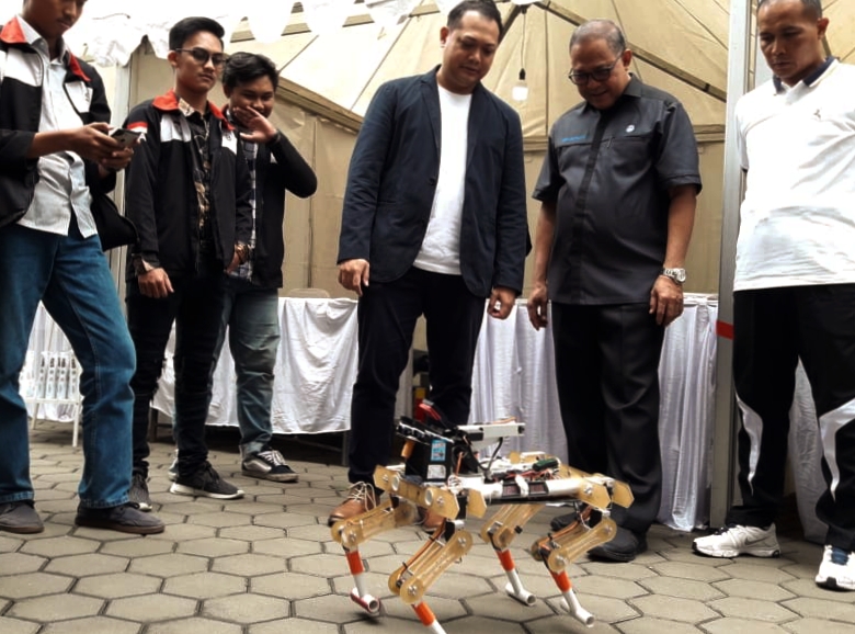 Asdep Peningkatan Kreativitas Pemuda Kemenpora RI, Djunaidi (tengah) meninjau salah satu karya yang ditampilkan saat Festival Pemuda Cimahi.
