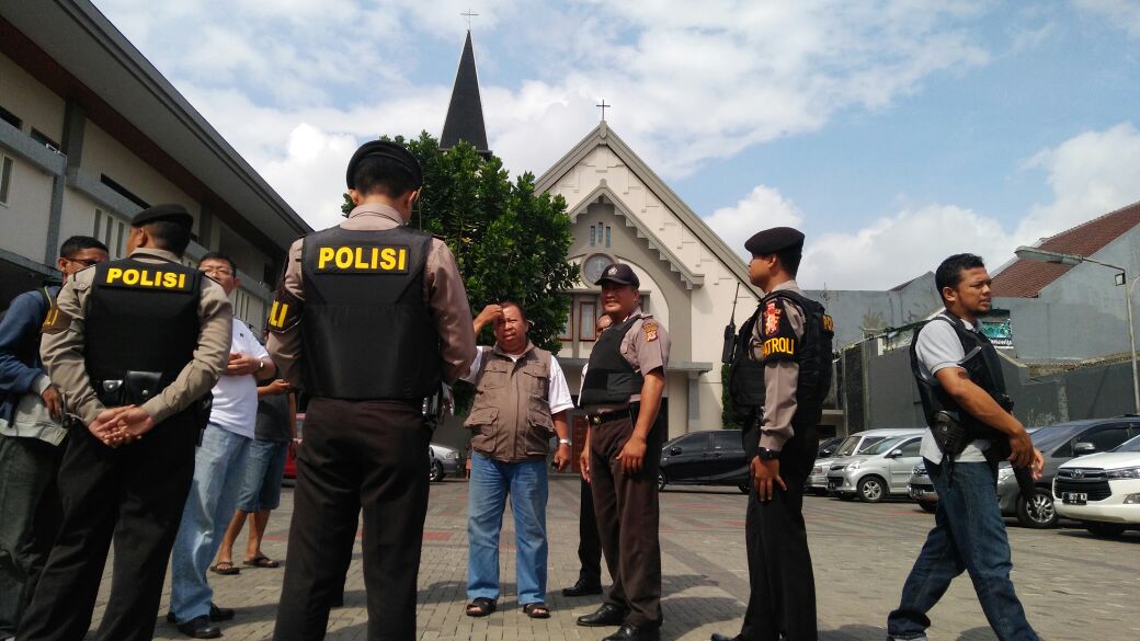 Tim gabungan keamanan menjaga 17 gereja di Tasikmalaya yang sejak semalam hingga hari ini masih melaksanakan misa Natal. 