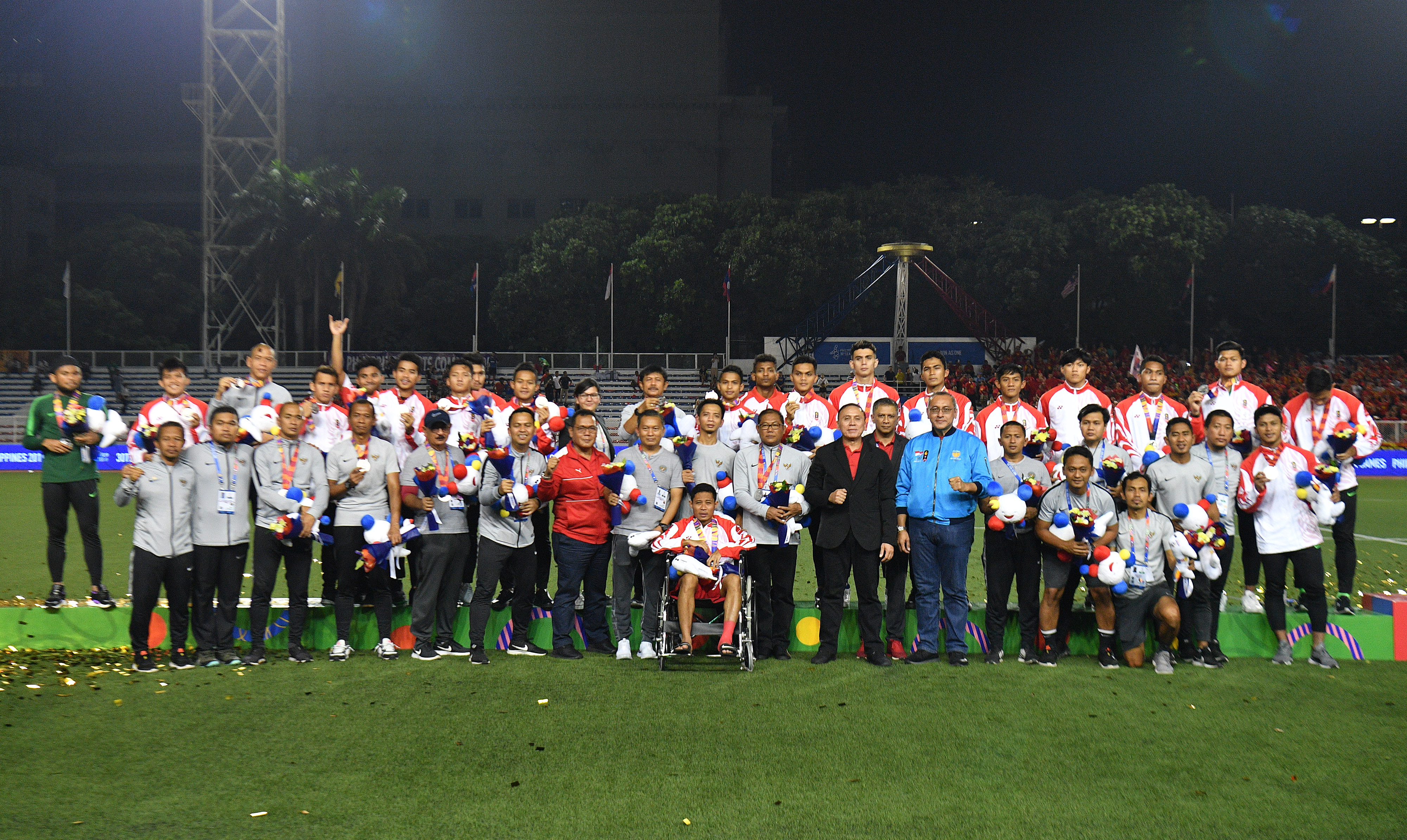 Para pemain timnas besama ofisial dan pengurus PSSI berpose usai meraih medali perak SEA Games 2019.