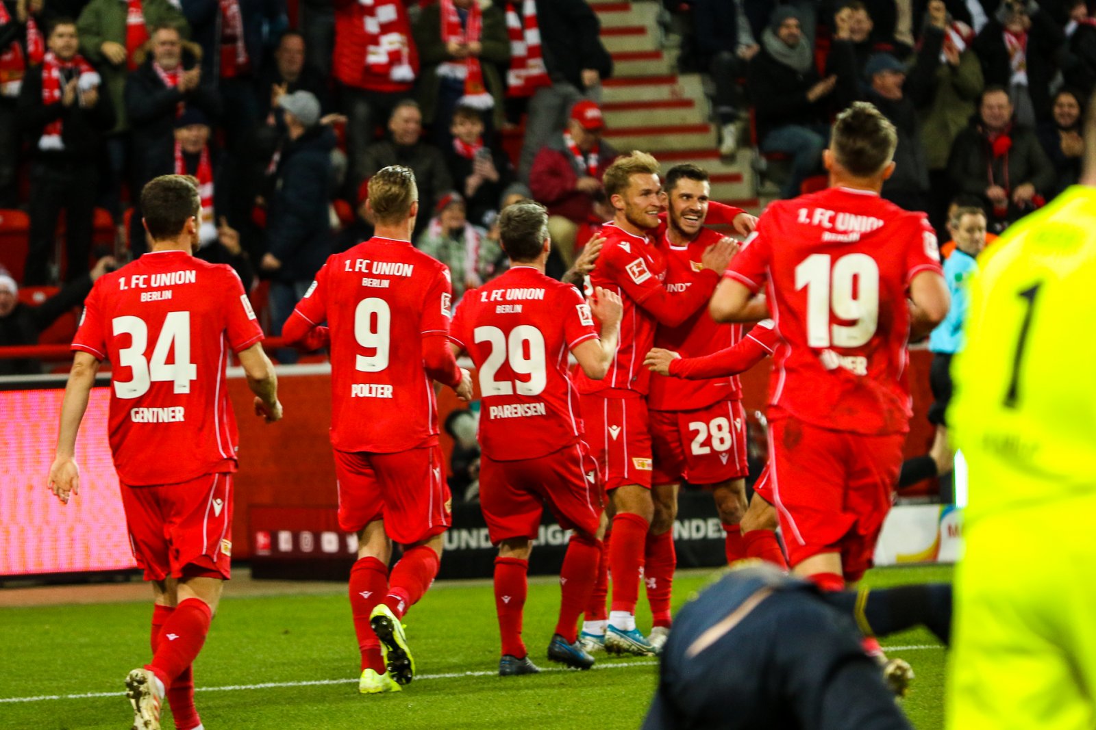 Para pemain Union Berlin melakukan selebrasi usai menjebol gawang Cologne di laga lanjutan Bundesliga.