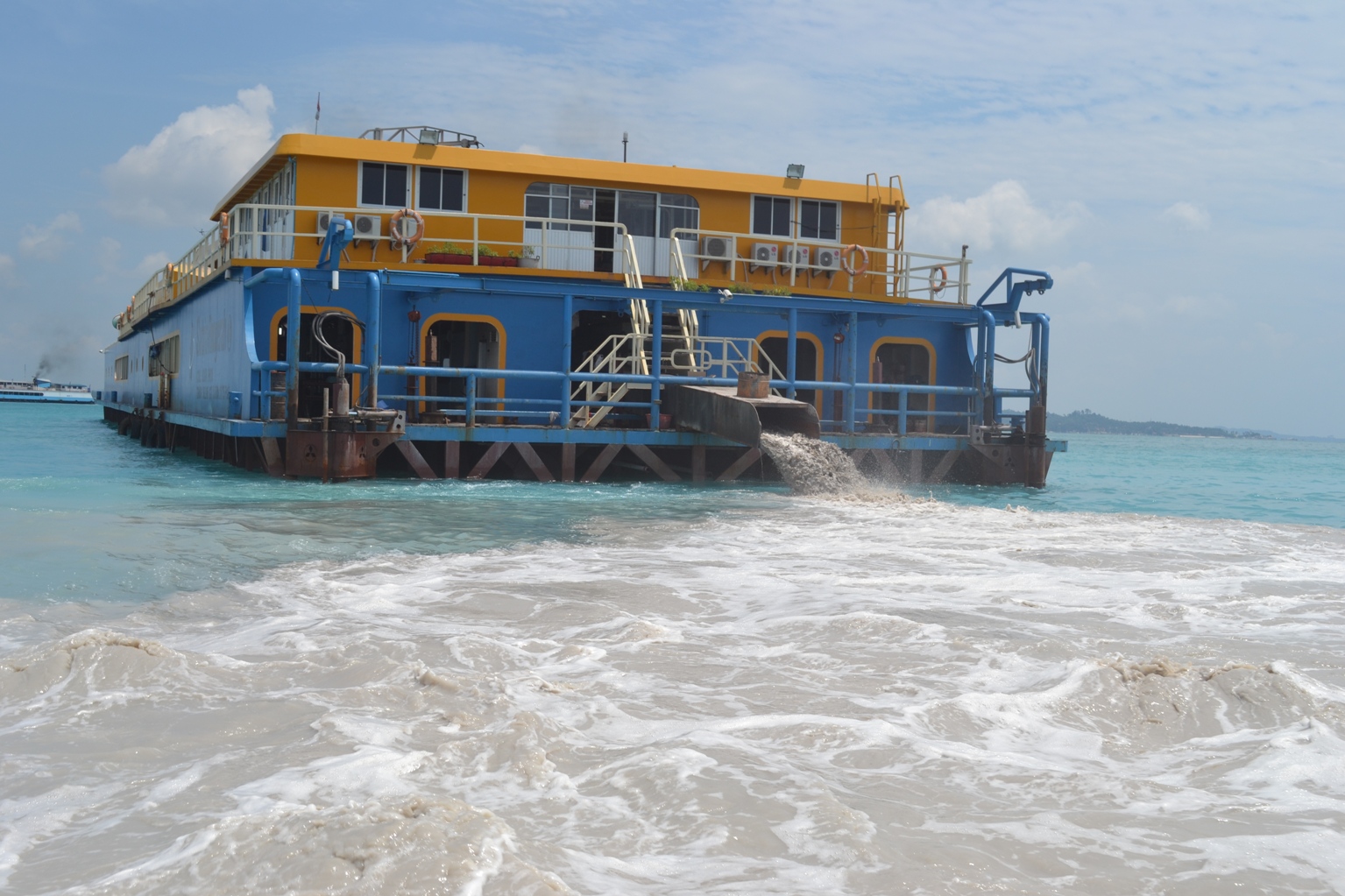 Sebuah kapal isap melakukan aktivitas penambangan pasir timah laut yang berada di perairan Sungailiat, Bangka Belitung.