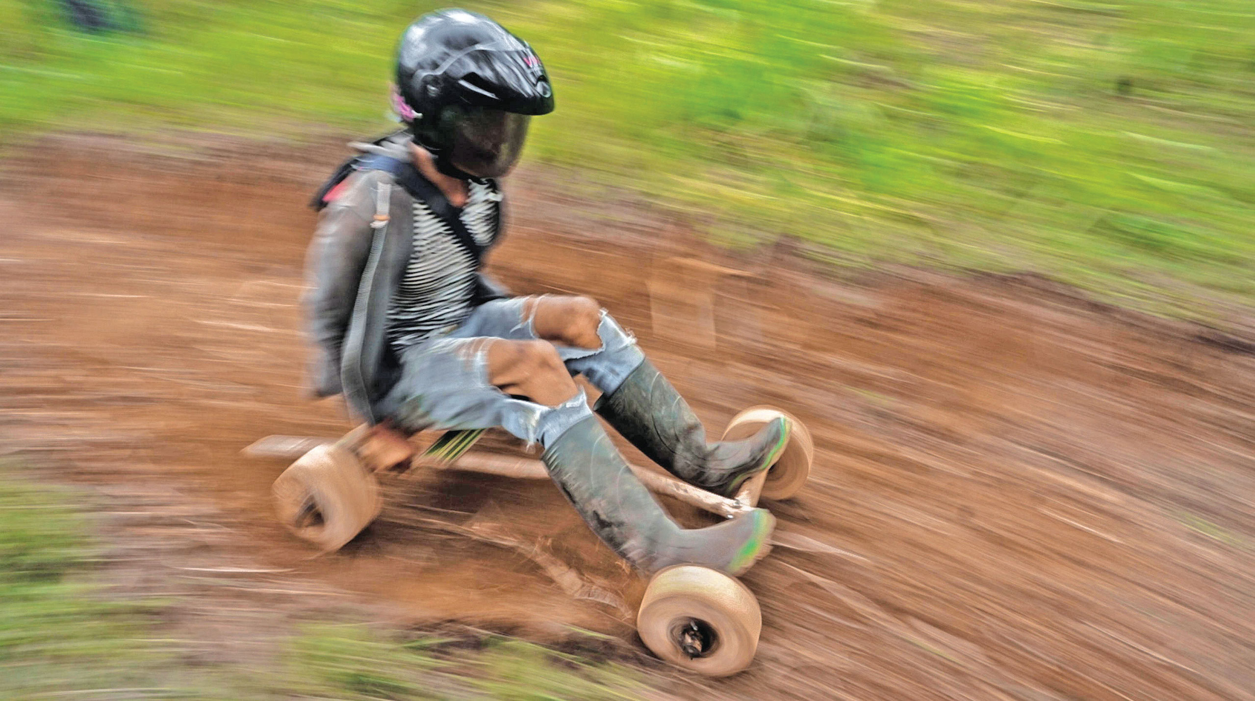 Peserta balap kadaplak meluncur di lintasan.