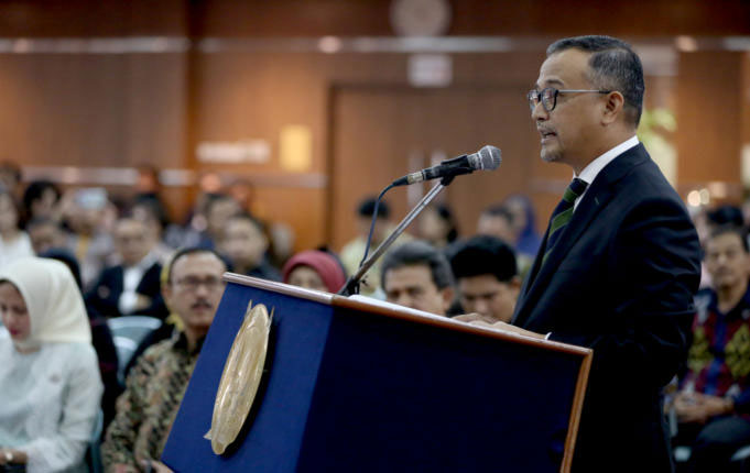  Justisiari P Kusumah, Ketua Masyarakat Indonesia Anti-Pemalsuan (MIAP) dalam disertasi Program Doktoral Hukum