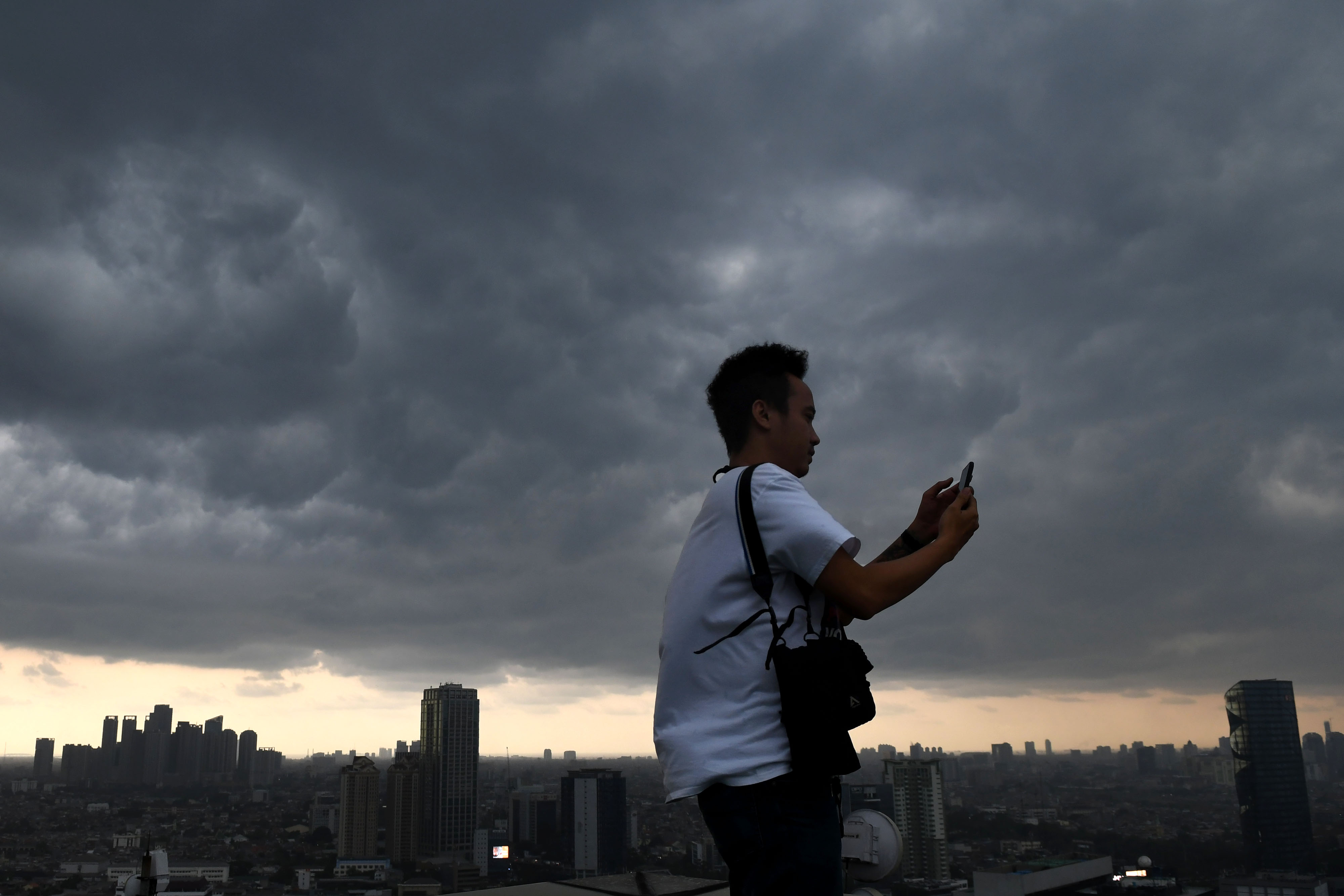 Awan gelap menyelimuti langit di ibu kota Jakarta
