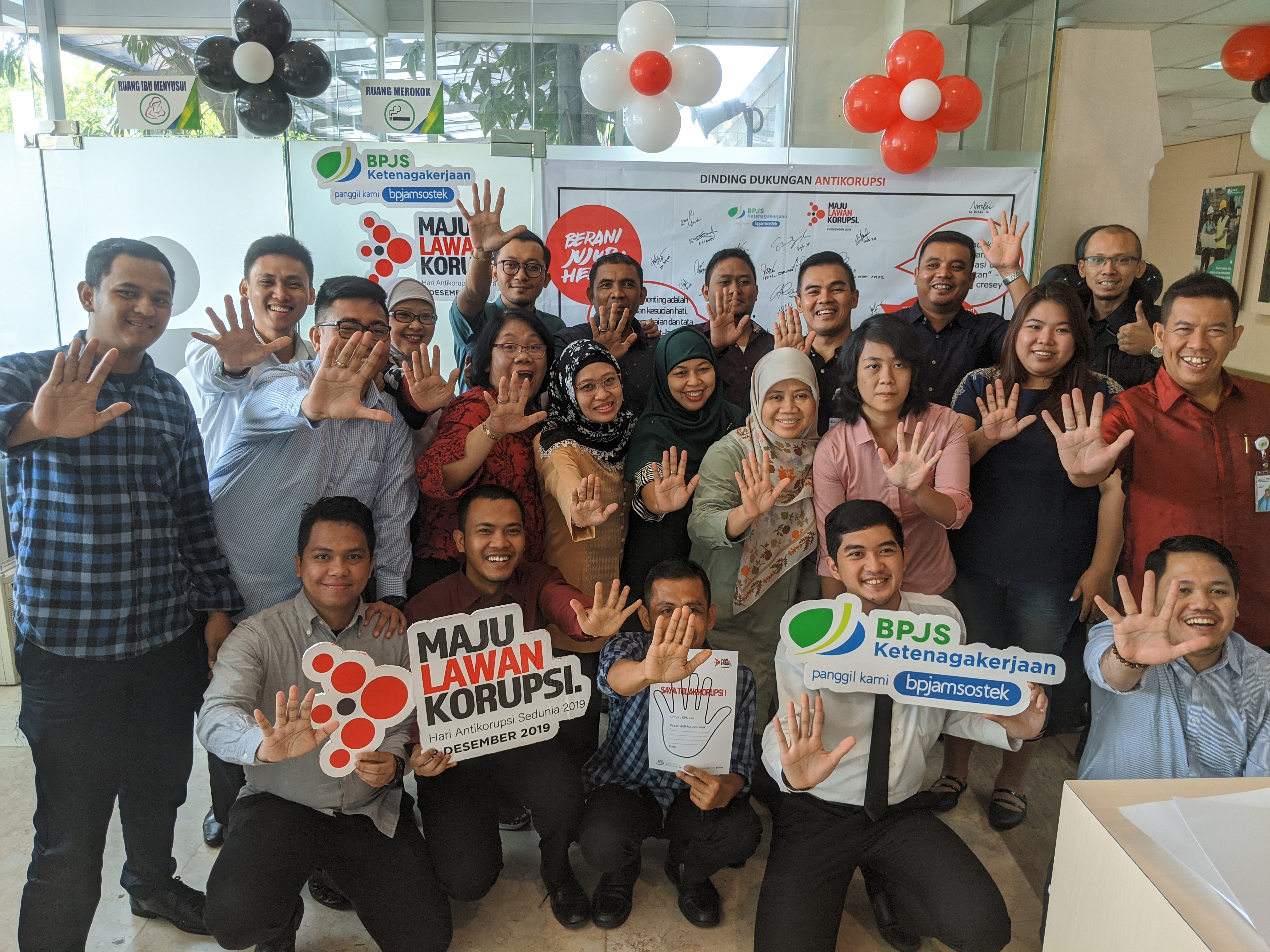 Penandatangan dinding anti-korupsi berukuran yang 100 X 200 centimeter dilakukan di Kantor BP Jamsostek Cabang Jakarta Pluit. 