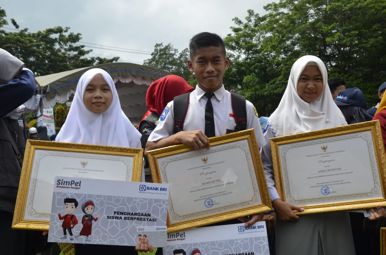 Anak-anak dari keluarga penerima Program Keluarga Harapan (PKH) dari Kemensos.  