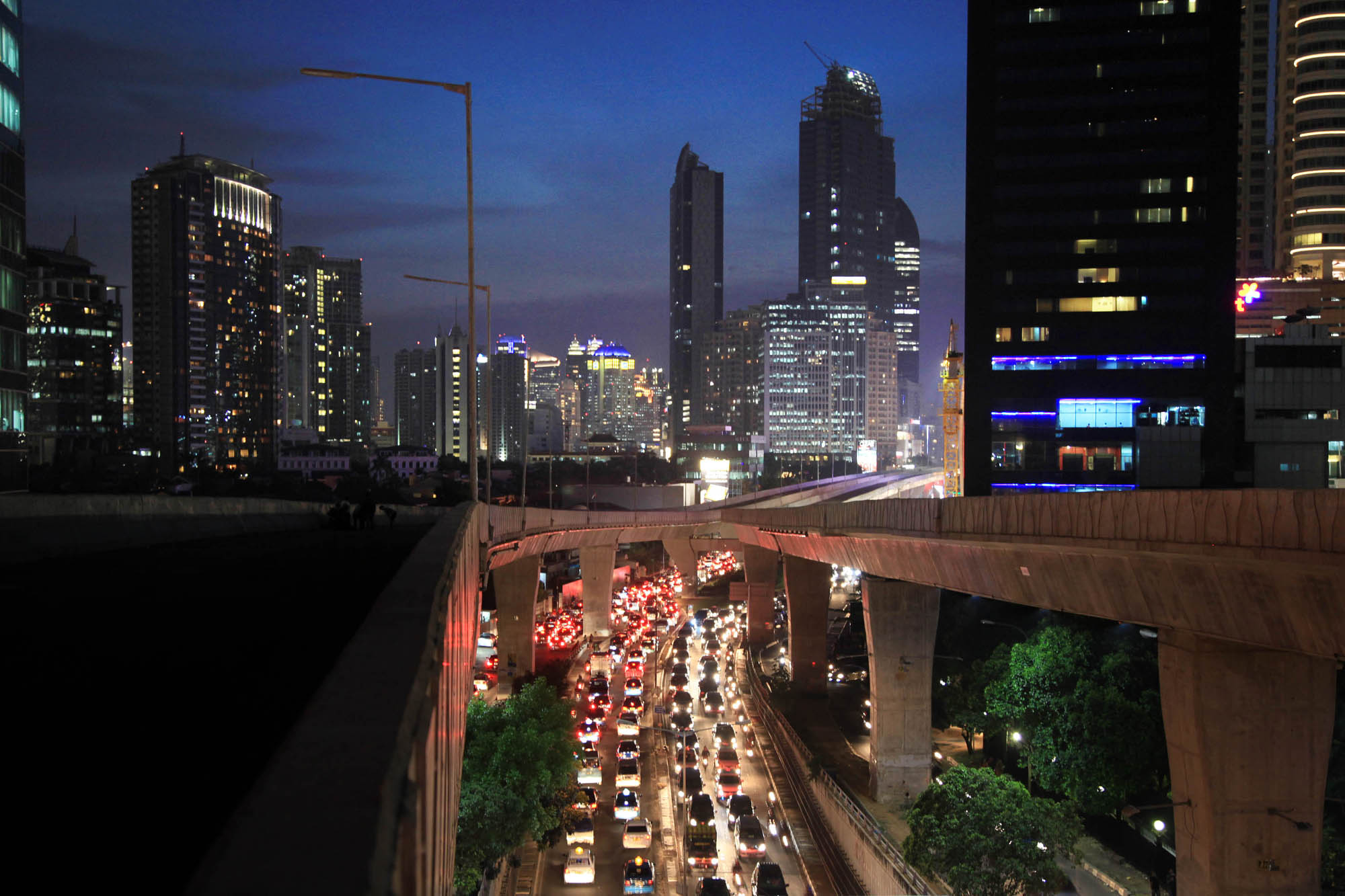 ilustrasi --  Ratusan kendaraan berjalan merayap di tengah kemacetan di Jalan Professor Doktor Satrio, Jakarta