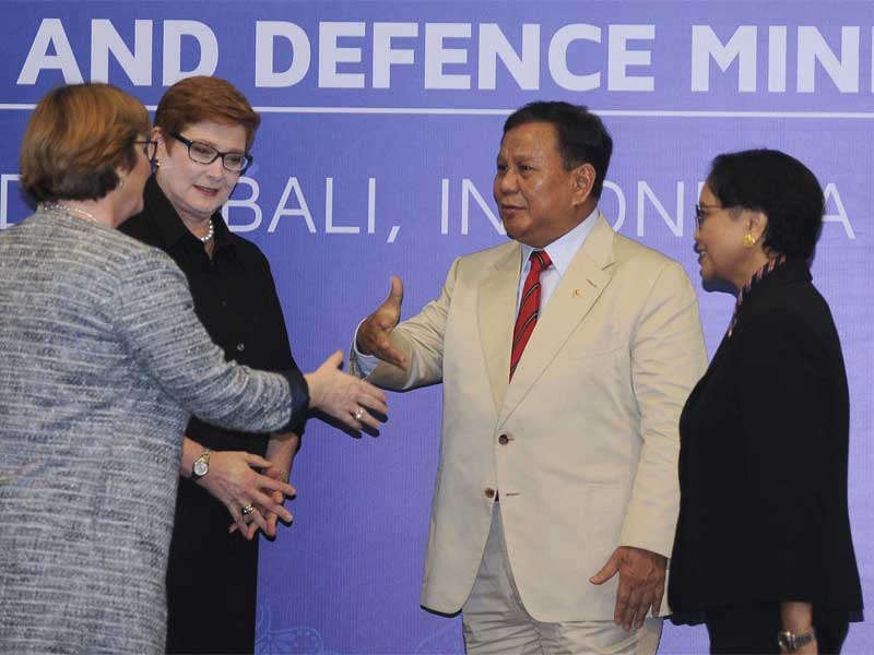 Menteri Pertahanan Prabowo Subianto (kedua kanan) berjabat tangan dengan Menteri Pertahanan Australia Linda Reynolds (kiri).