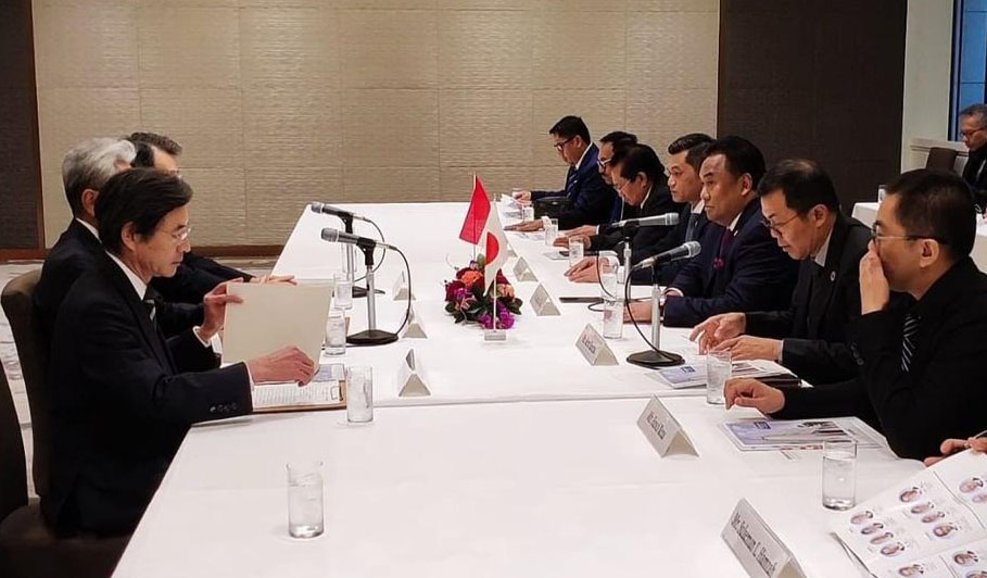  Wakil Ketua DPR RI Rachmat Gobel (ketiga dari kanan) memimpin delegasi parlemen Indonesia bertemu Dengan (Keidanren)  