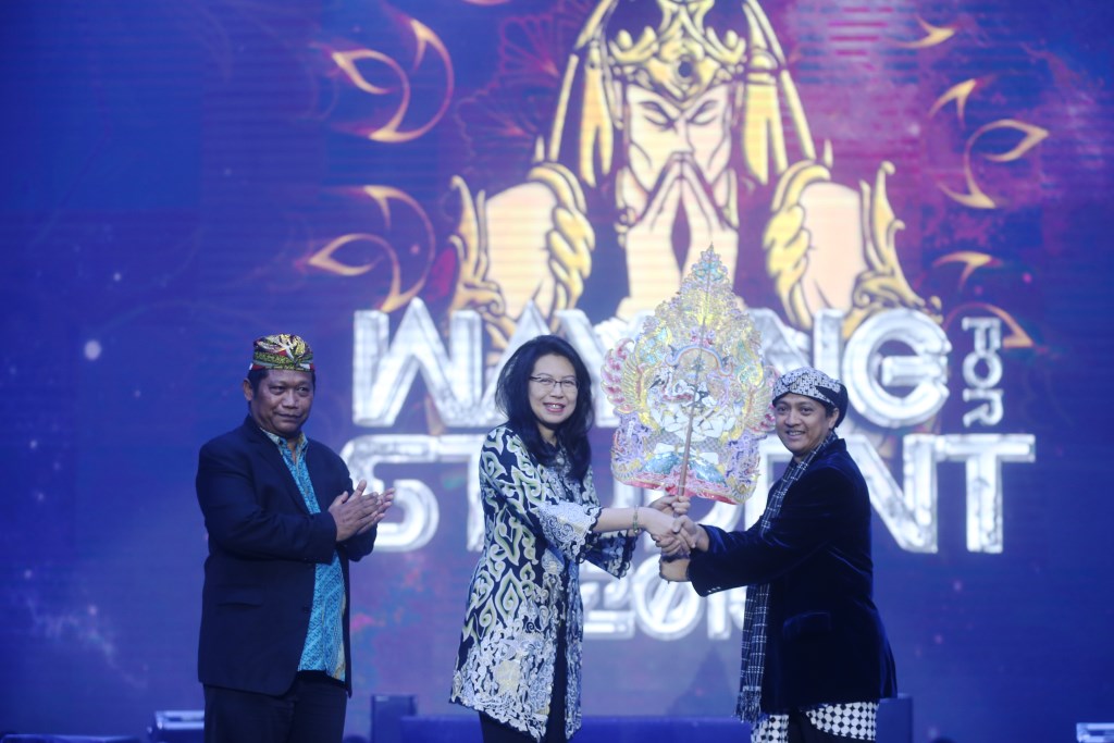 Executive Vice President CSR BCA Inge Setiawati (tengah) menyerahkan wayang kepada Dalang Apep A.S Hudaya (kanan).