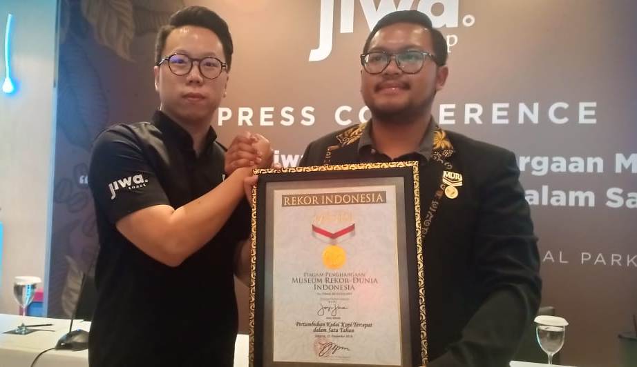 Penghargaan dari Muri diberikan Andre Purwandono, S.S selaku Senior Manajer Muri kepada CEO & Founder Kopi Janji Jiwa, Billy Kurniawan. 