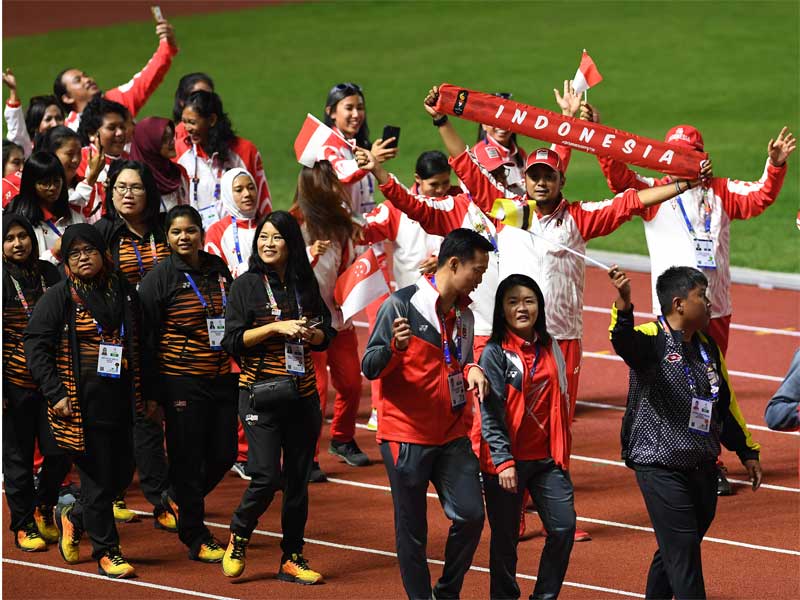 Kontingen Indonesia berparade bersama kontingen negara lainnya dalam upacara penutupan SEA Games ke30 di Stadion Atletik New Clark, Filipina