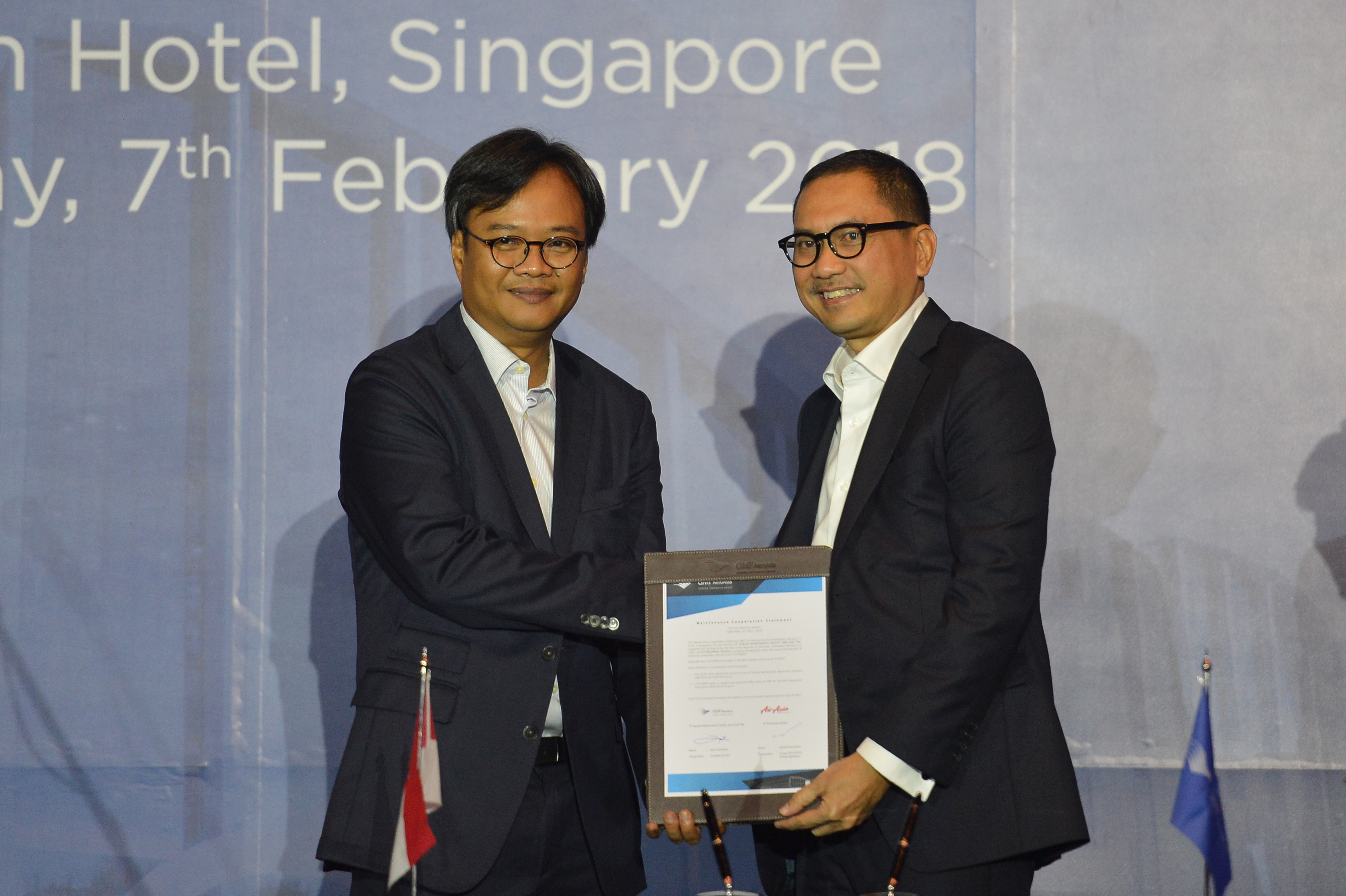 Dirut PT GMF AeroAsia Iwan Joeniarto (kanan) berjabat tangan dengan CEO AirAsia Indonesia Dendy Kurniawan (kiri)