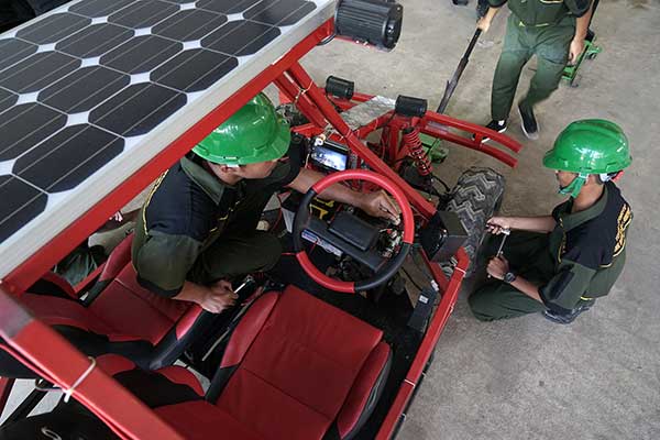 Ilustrasi --  Siswa melakukan perbaikan mobil listrik tenaga surya di SMK Ma’arif NU 1 Sumpiuh, Banyumas, Jateng, Senin (2/9/2019).