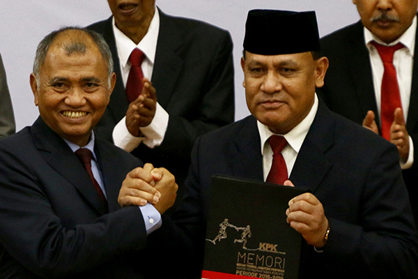 Ketua KPK Firli Bahuri (kanan) menerima memori jabatan dari Ketua KPK periode 2015-2019 Agus Rahardjo (kiri) 