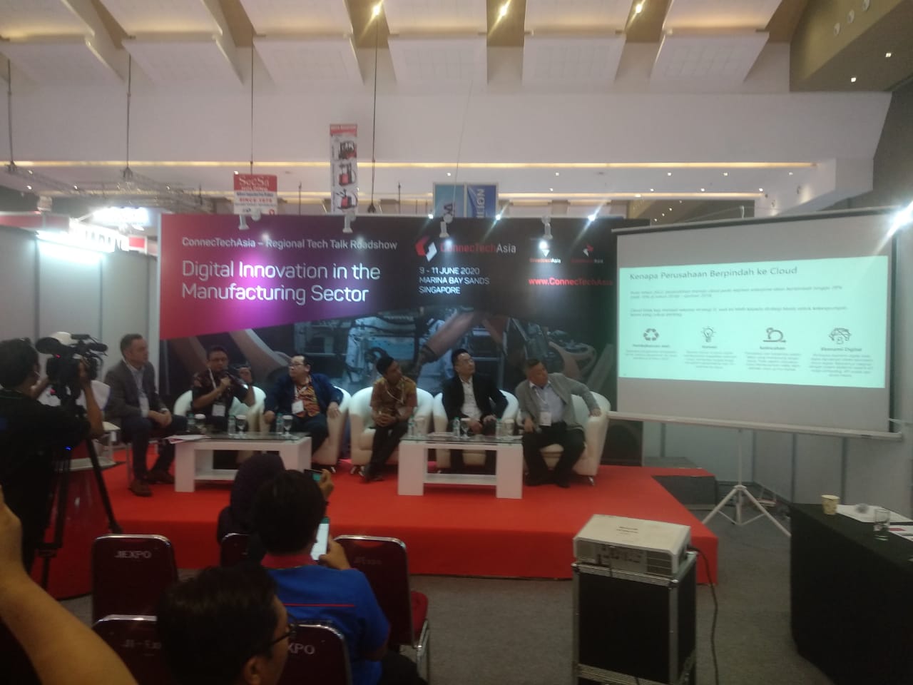 Diskusi Digital Innovation in The Manufacturing Sector dalam Manufaktur Indonesia 2019 di Jakarta Internal Expo Kemayoran akhir pekan lalu.