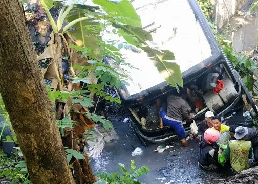 Warga mengevakuasi korban dari dalam Bus Pariwisata Fabian Anugerah Trans AG 7555 UR di Blitar, Jawa Timur, Sabtu (7/12/2019).