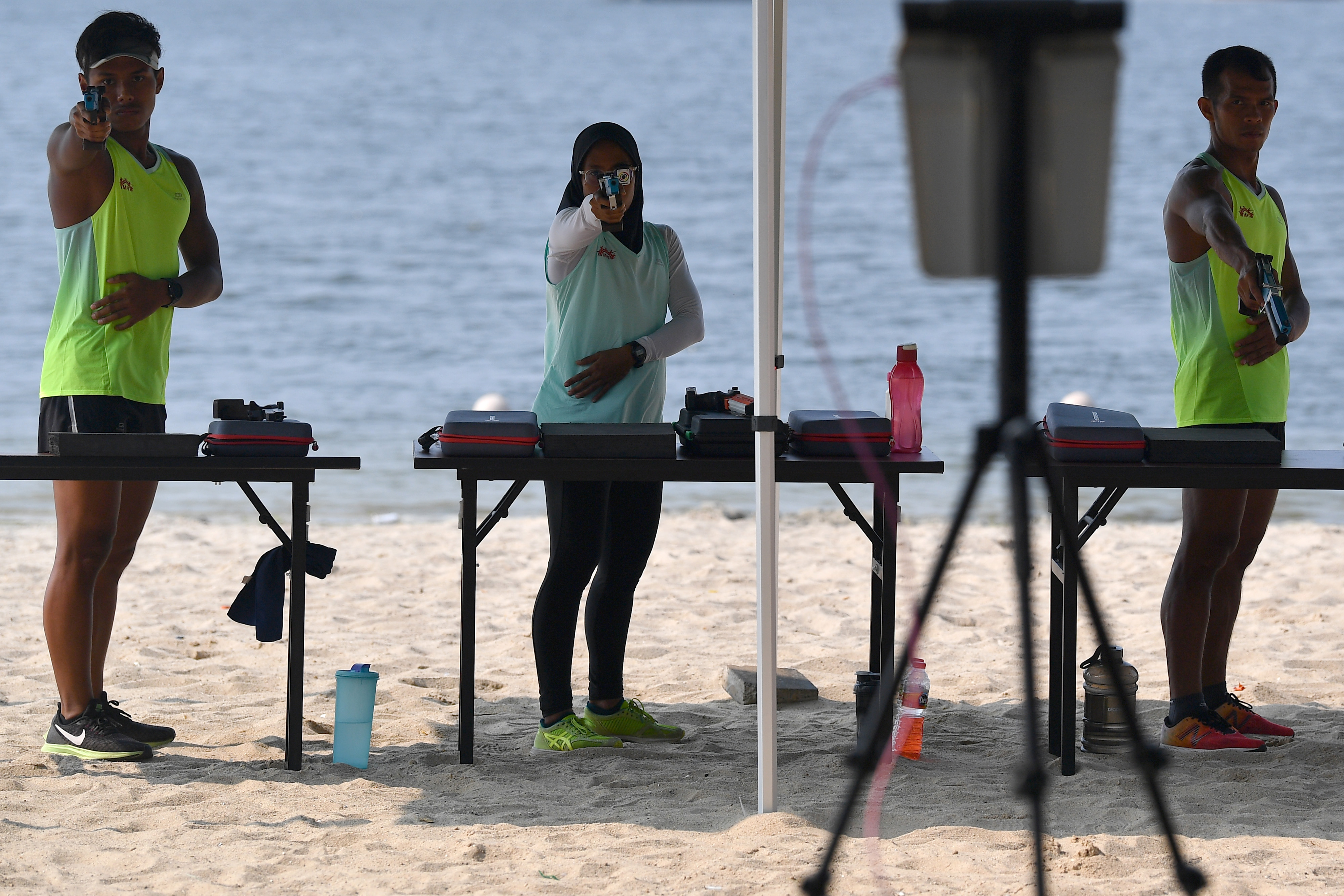 Atlet Pentathlon Modern Indonesia mengikuti pelatnas SEA Games 2019 di Pantai Karnaval, Ancol, Jakarta Utara