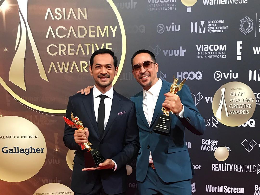 Oka Antara (kiri) dan Jamie Aditya (kanan) setelah menerima penghargaan AACA 2019.
