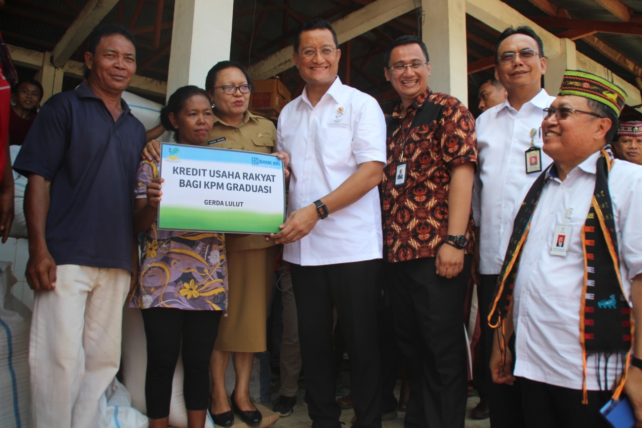  Menteri Sosial Juliari Batubara memberikan kredit usaha rakyat bagi KPM graduasi di di Labuhan Bajo, Manggarai Barat, NTT, Senin (23/12).i.
