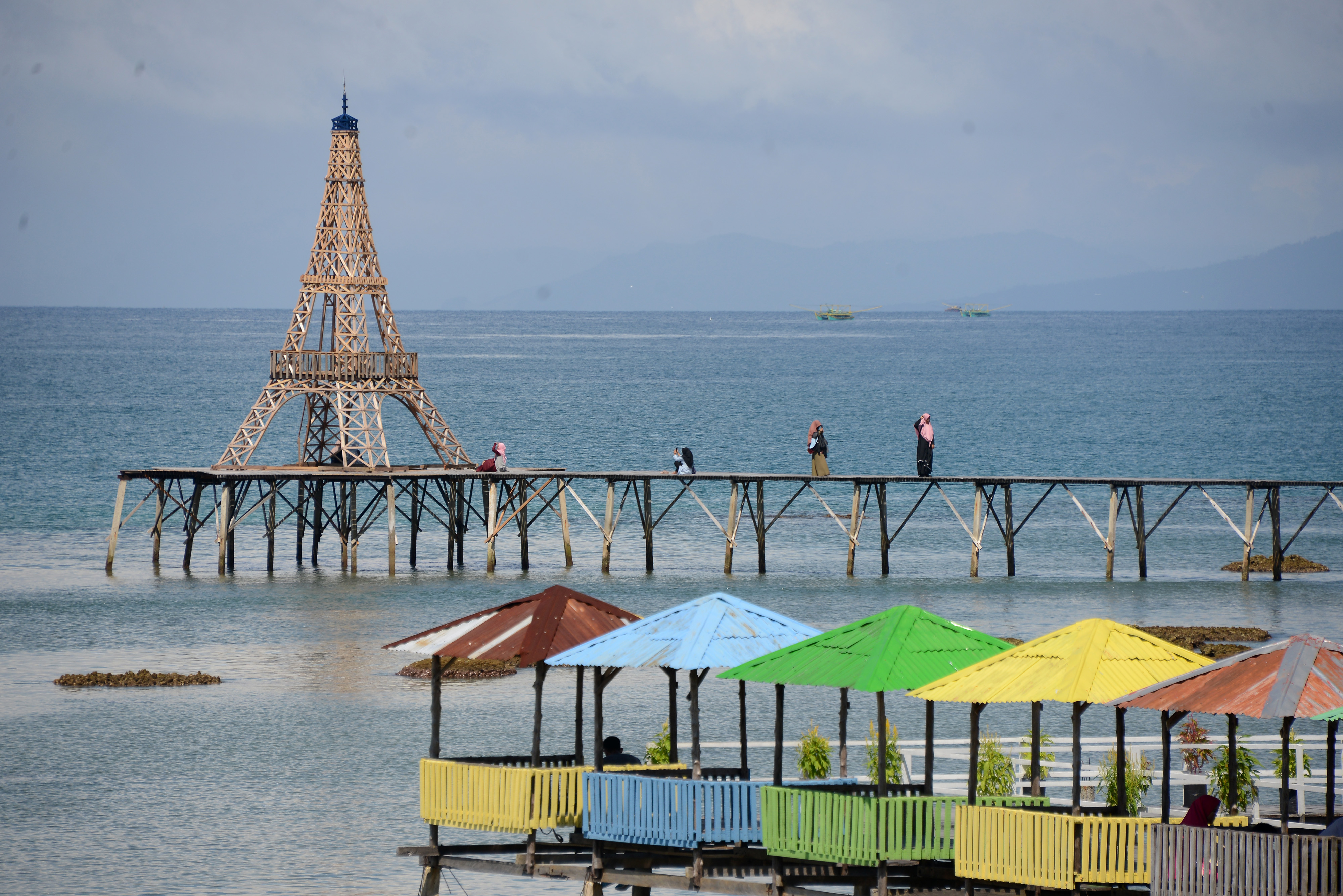 Warga mengunjungi kafe terapung Pantai Lhokseudu, Kecamatan Leupung, Kabupaten Aceh Besar, Aceh.