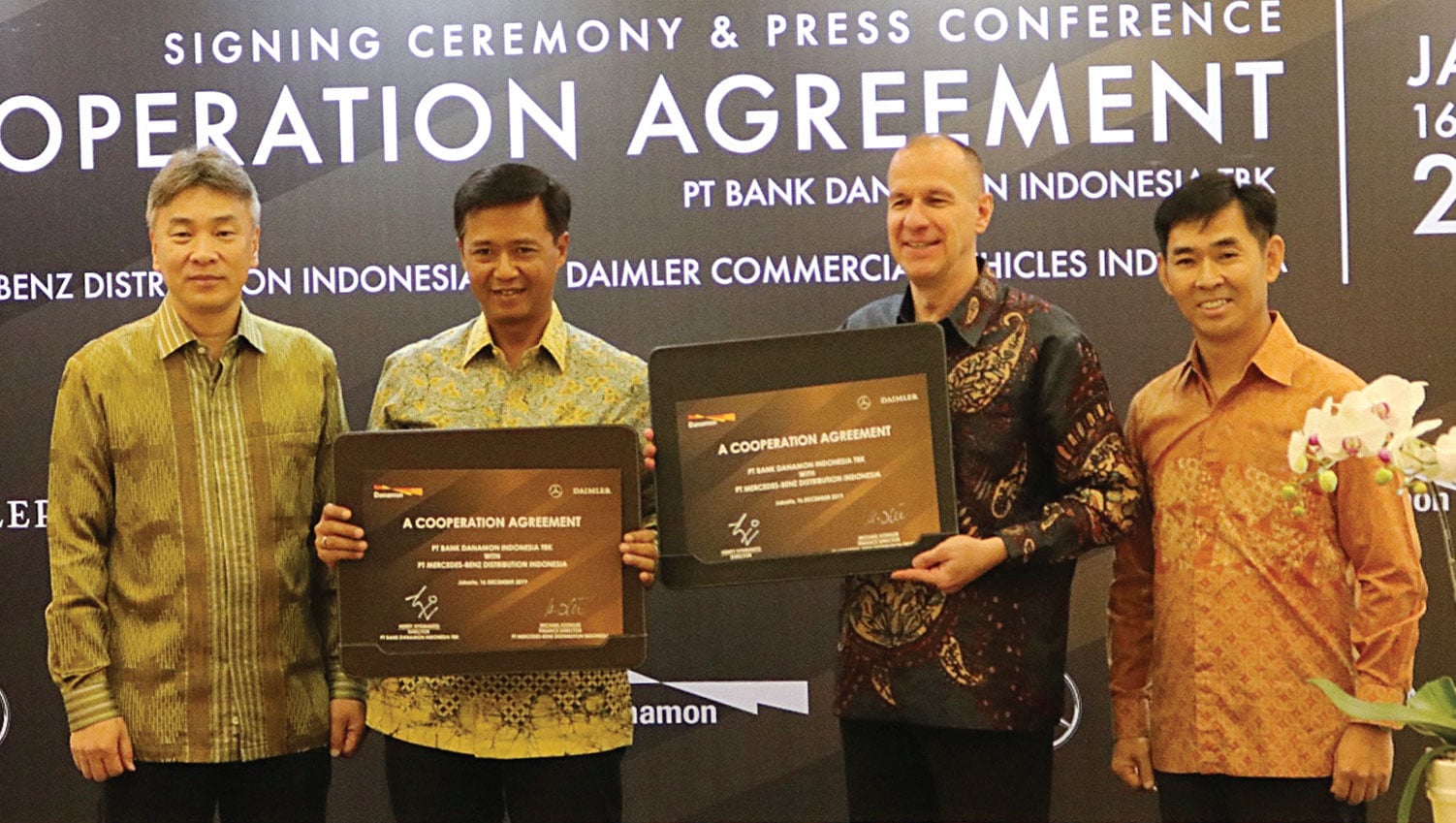 penandatanganan perjanjian pembiayaan dealer dengan PT Mercedes-Benz Distribution Indonesia dan PT Daimler Commercial Vehicles Indonesia, 