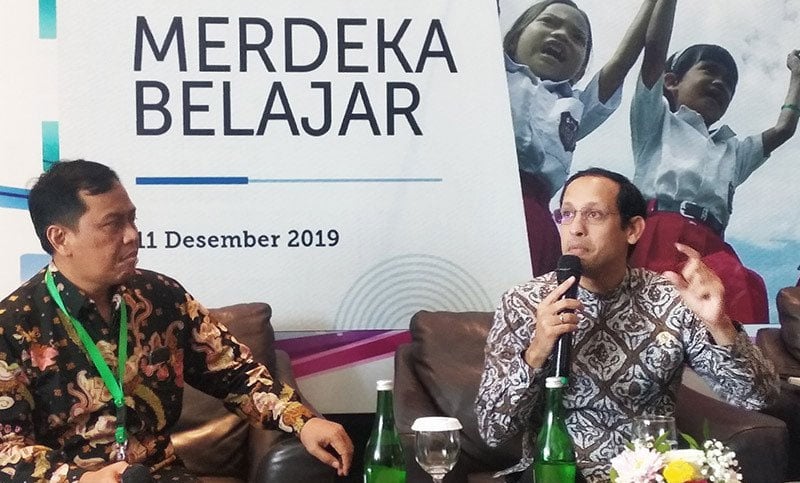 Nadiem Anwar Makarim (kiri) menyampaikan kebijakan pendidikan 