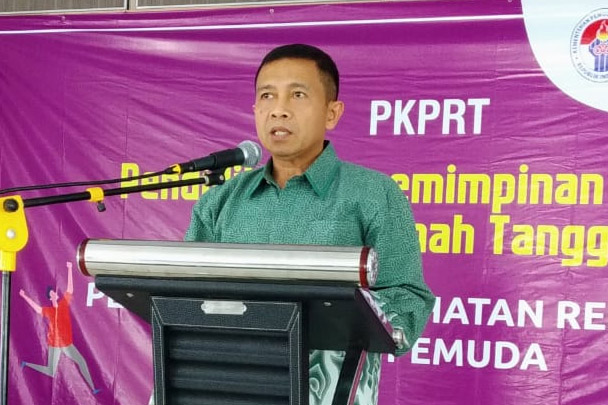Asisten Deputi Organisasi Kepemudaan dan Pengawasan Kepramukaan Abdul Rafur memberi pemaaran kepada peserta PKPRT di Tasikmalaya.