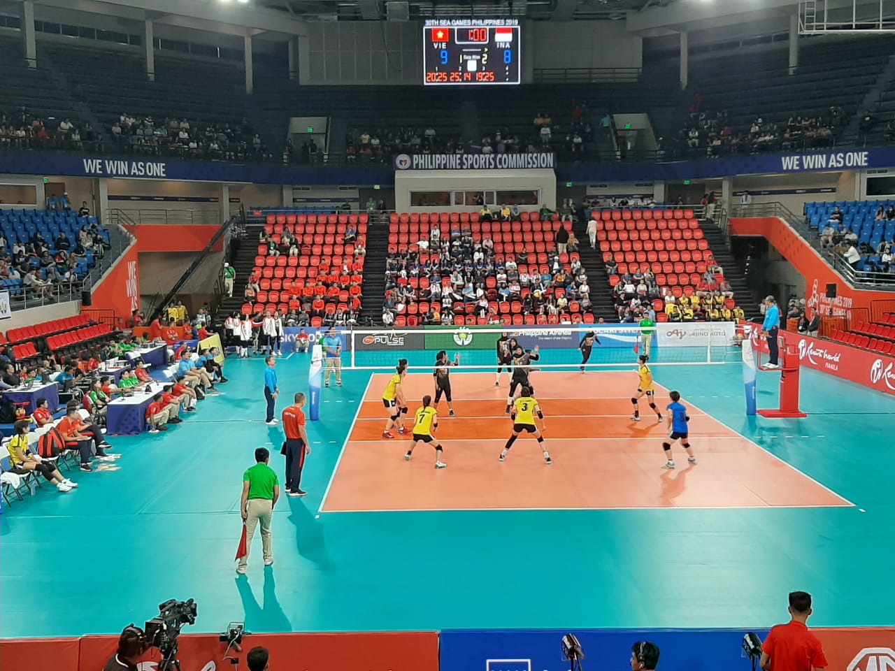 Laga kedua timnas voli putri Indonesia melawan timnas Vietnam di SEA Games 2019 di Philsports Arena, Manila, Filipina.