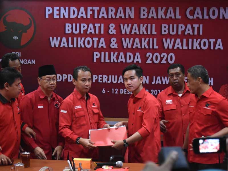 Gibran Rakabuming Raka (ketiga kanan), mengembalikan formulir pendaftaran pencalonan sebagai Wali Kota Surakarta.