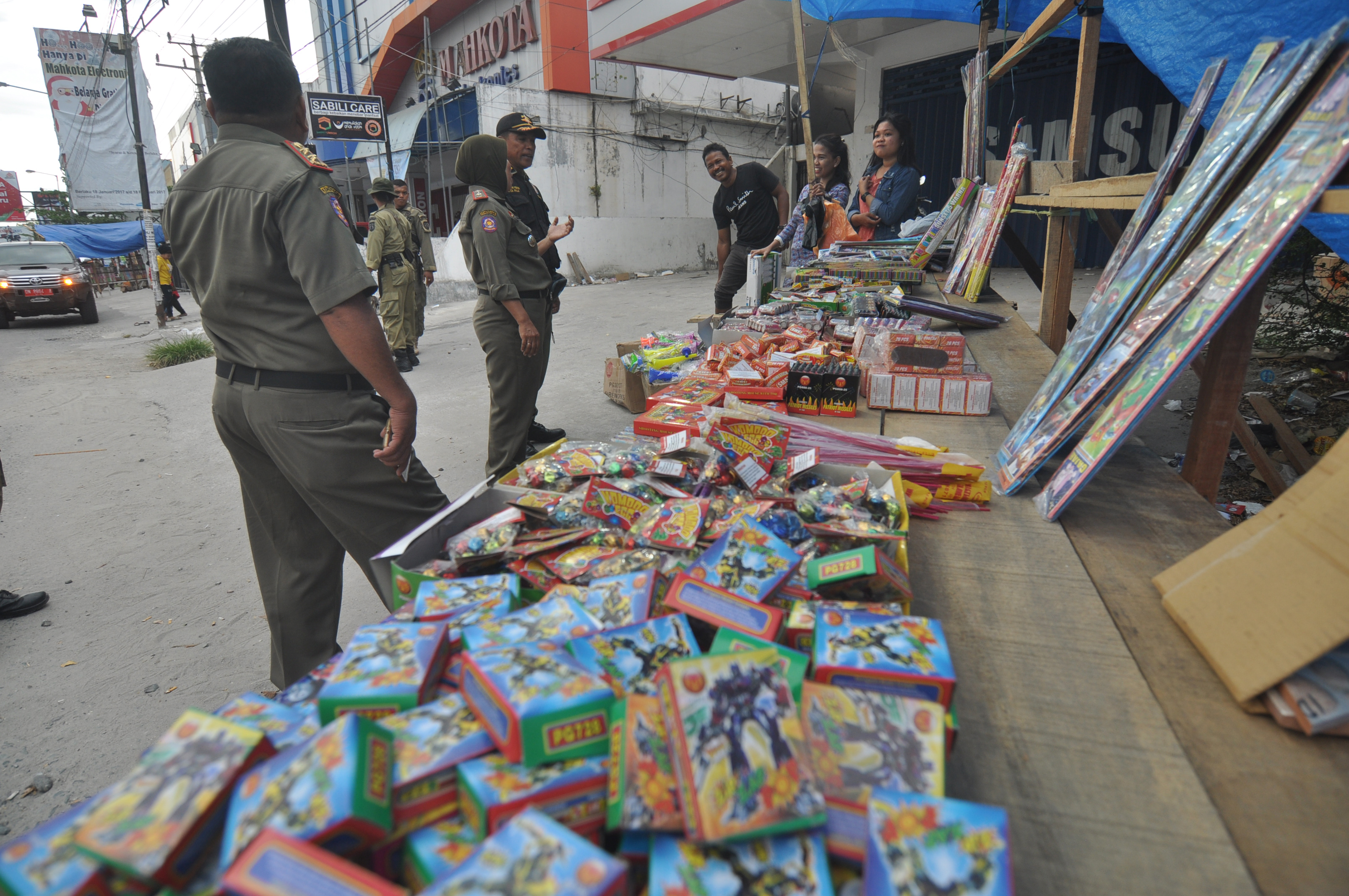 Penertiban penjual petasan