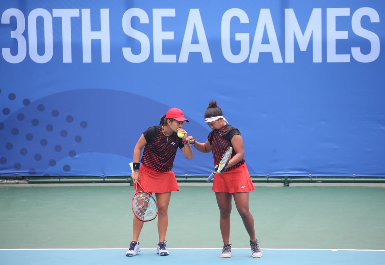 Pasangan ganda putri tenis Indonesia Beatrice Gumulya/Jessy Rompies berhasil lolos ke babak semi final SEA Games 2019. 