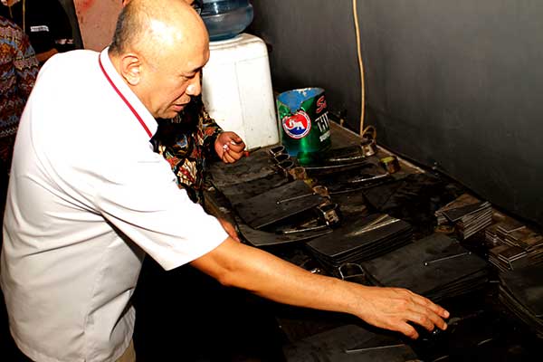 Menteri Koperasi, Usaha Kecil dan Menengah Teten Masduki memeriksa cangkul buatan UKM Desa Cibatu Sukabumi, Jawa Barat, Sabtu (23/11/2019)