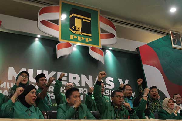 Wakil Ketua PPP Fernita Darwis (kedua kanan) dan sejumlah Kader PPP pada penutupan Mukernas V PPP di Jakarta, Minggu (15/12/2019). 