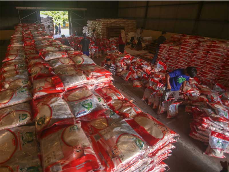 Pekerja menyiapkan beras Bulog untuk disalurkan ke operasi pasar dan penyaluran Bantuan Pangan Non Tunai (BPNT) di Gudang Perum Bulog.