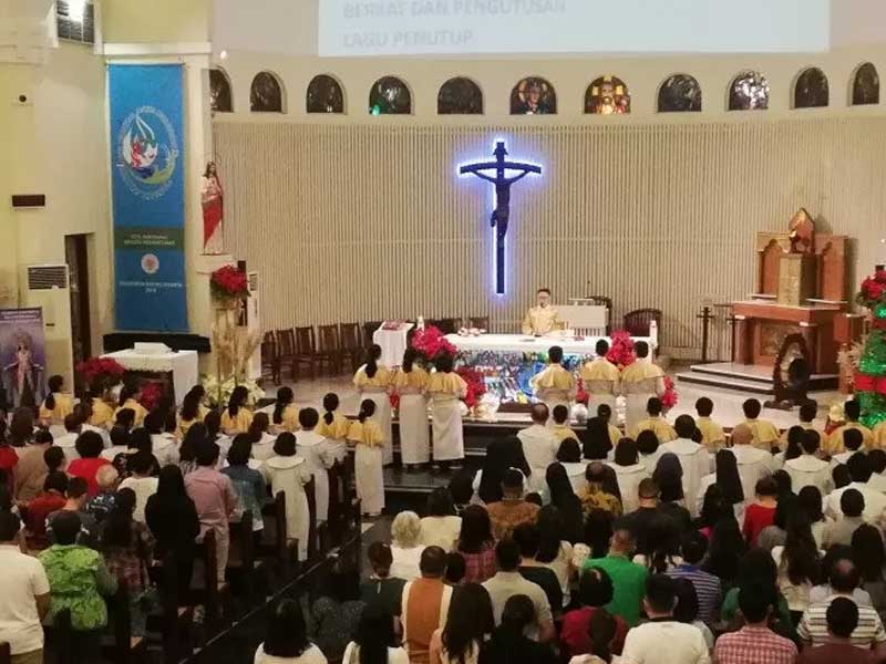 Ribuan Umat Ikuti Misa Malam Natal di Gereja St Theresia