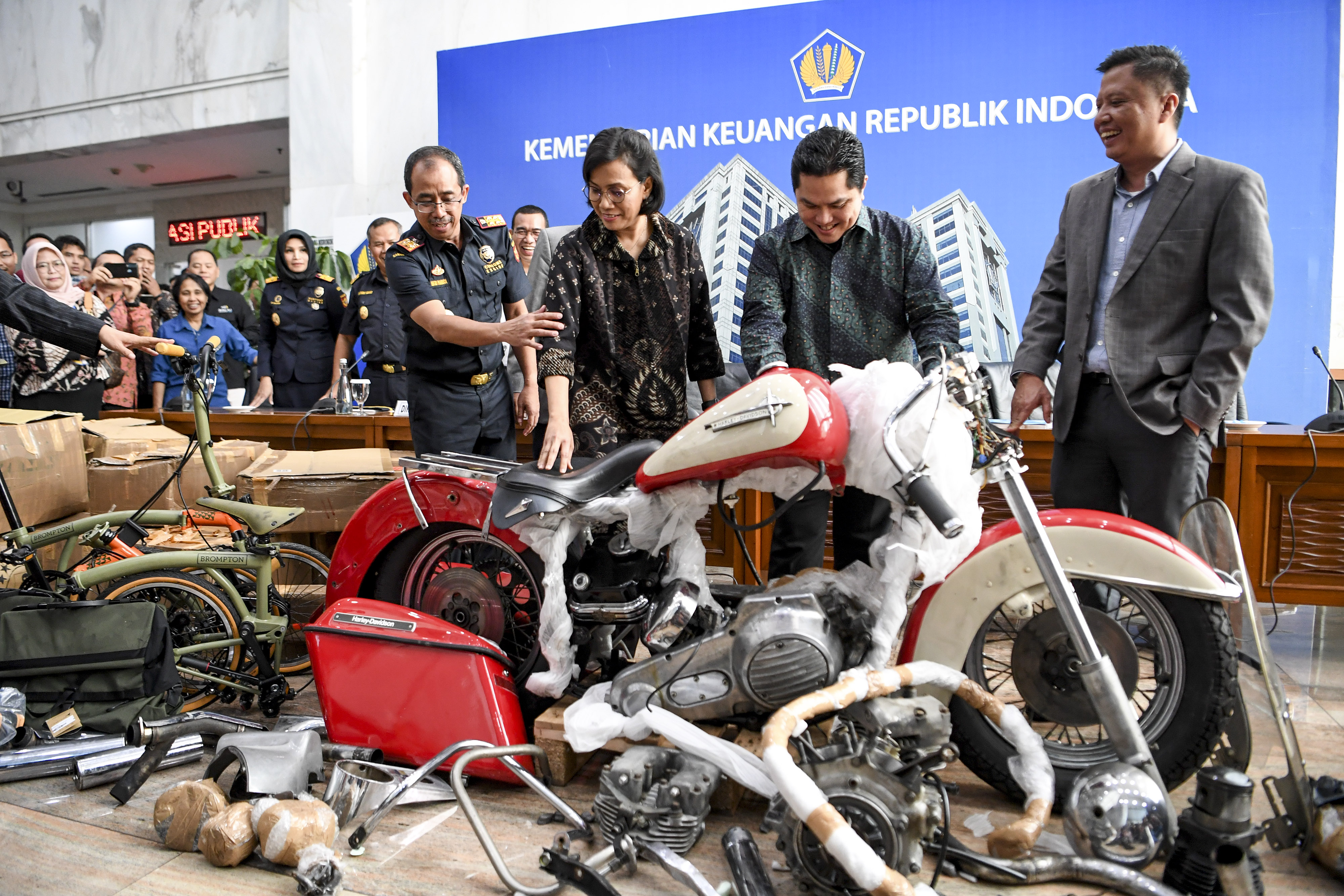 Menteri Keuangan Sri Mulyani (tengah)