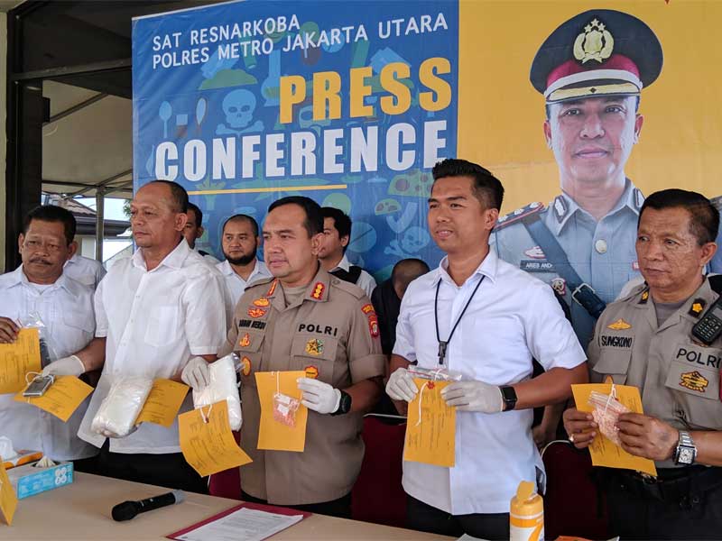 Kapolres Metro Jakarta Utara Kombes Budhi Herdi Susianto (tengah) mengungkap penangkapan dua bandar narkoba di Mapolres Metro Jakarta Utara.