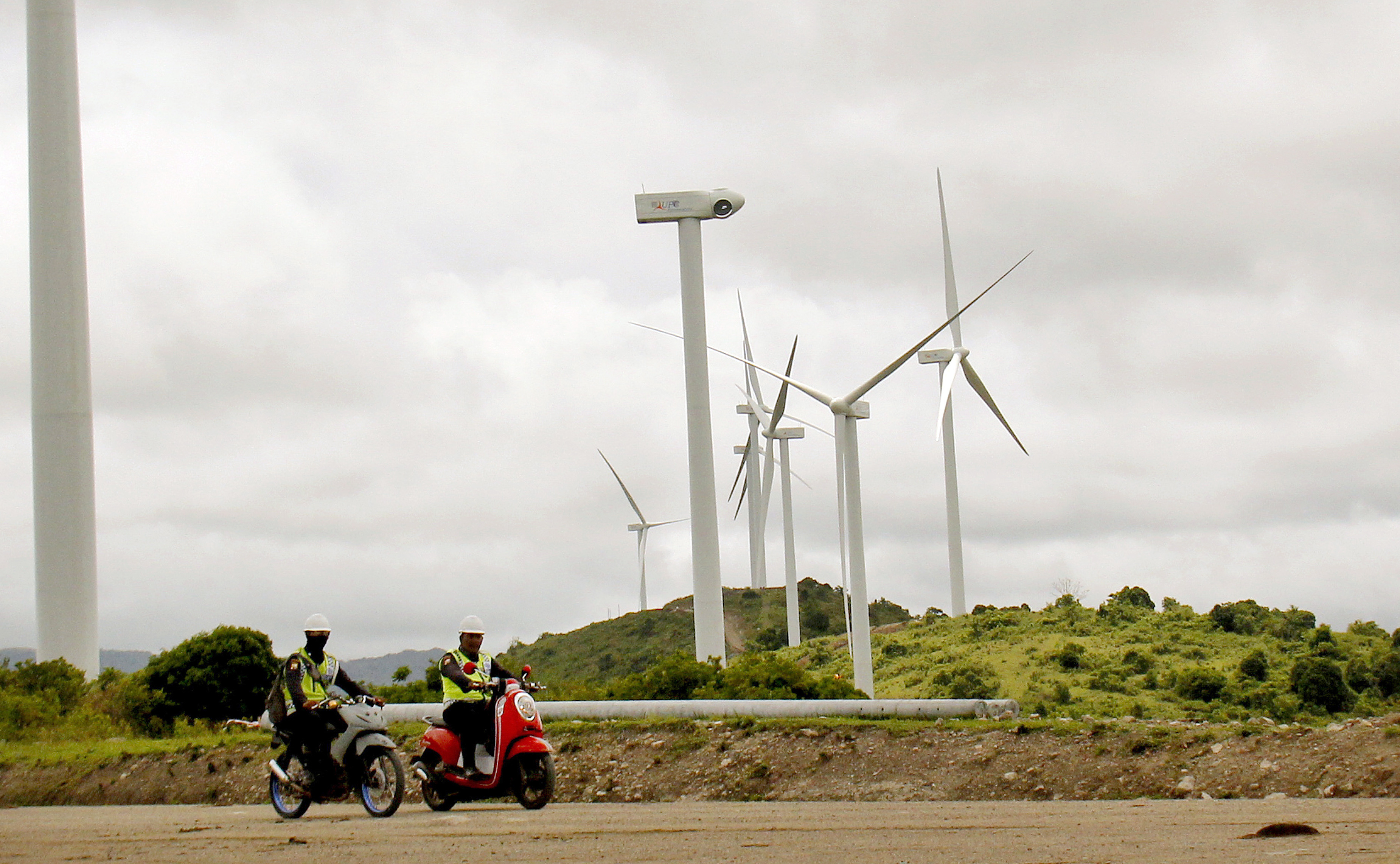 Pekerja melintas di area pembangunan Pembangkit Listirk Tenaga Bayu (PLTB) di Desa Mattirotasi, Kabupaten Sidrap, Sulawesi Selatan, Selasa.