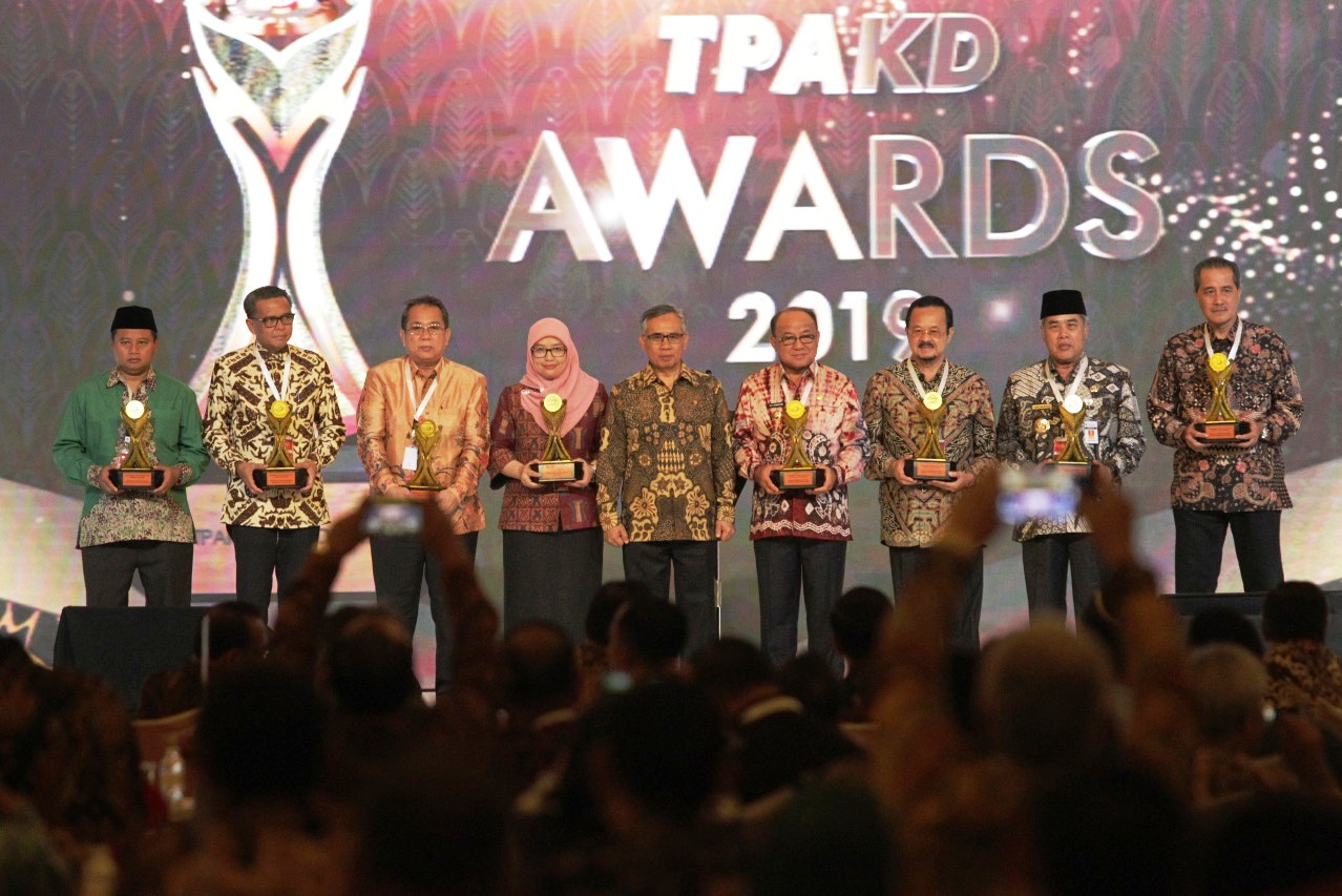Ketua Dewan Komisioner OJK Wimboh Santoso (tengah) bersama para pemenang TPAKD Awards 2019.
