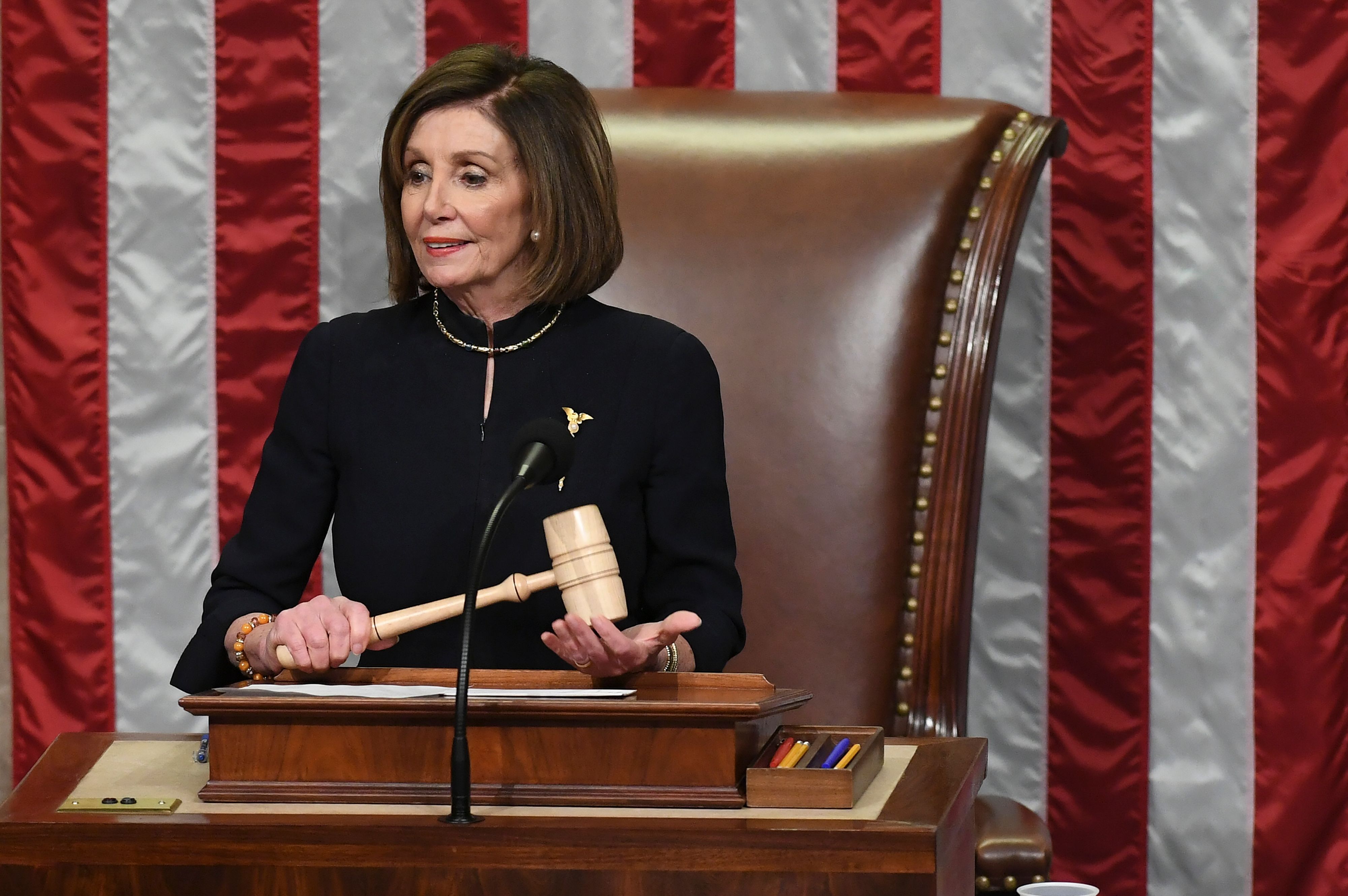 Ketua DPR AS Nancy Pelosi mengetuk palu atas pemakzulan Presiden Donald Trump karena penyalahgunaan jabatan.