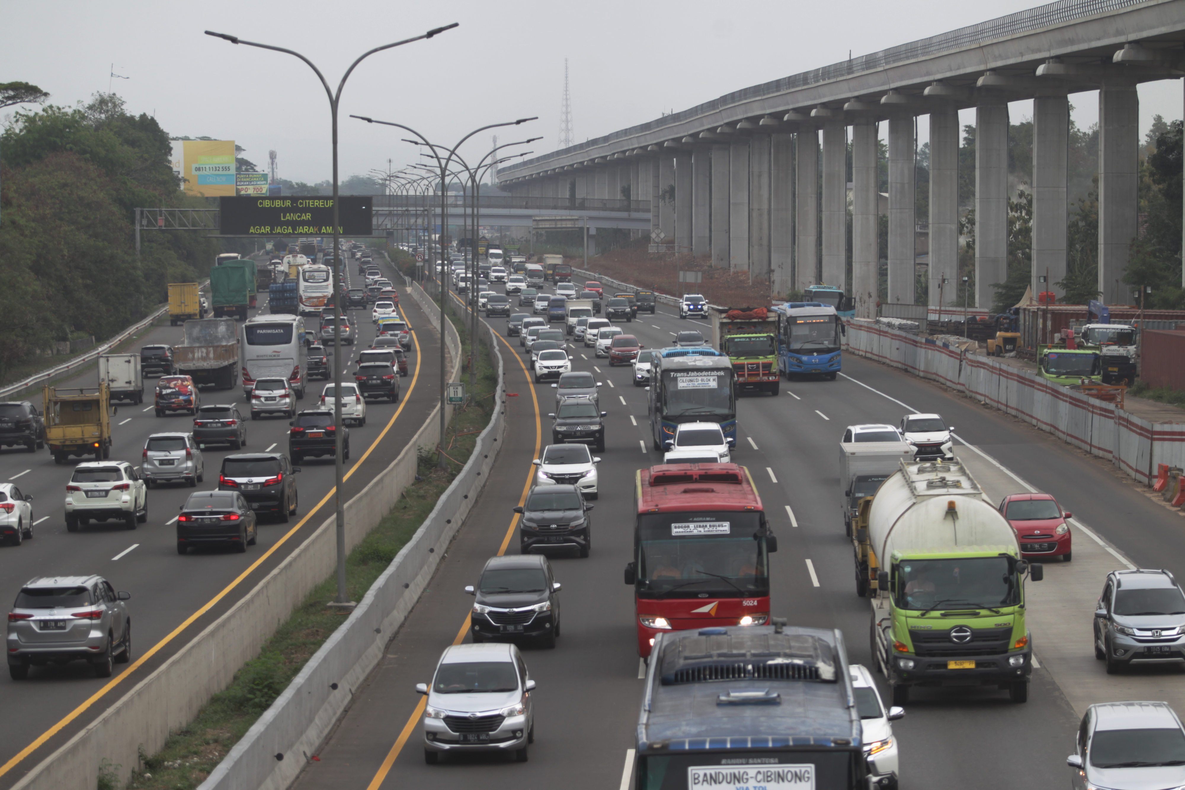 Sejumlah kendaraan melintasi ruas Tol Jagorawi di kawasan Cipayung, Jakarta