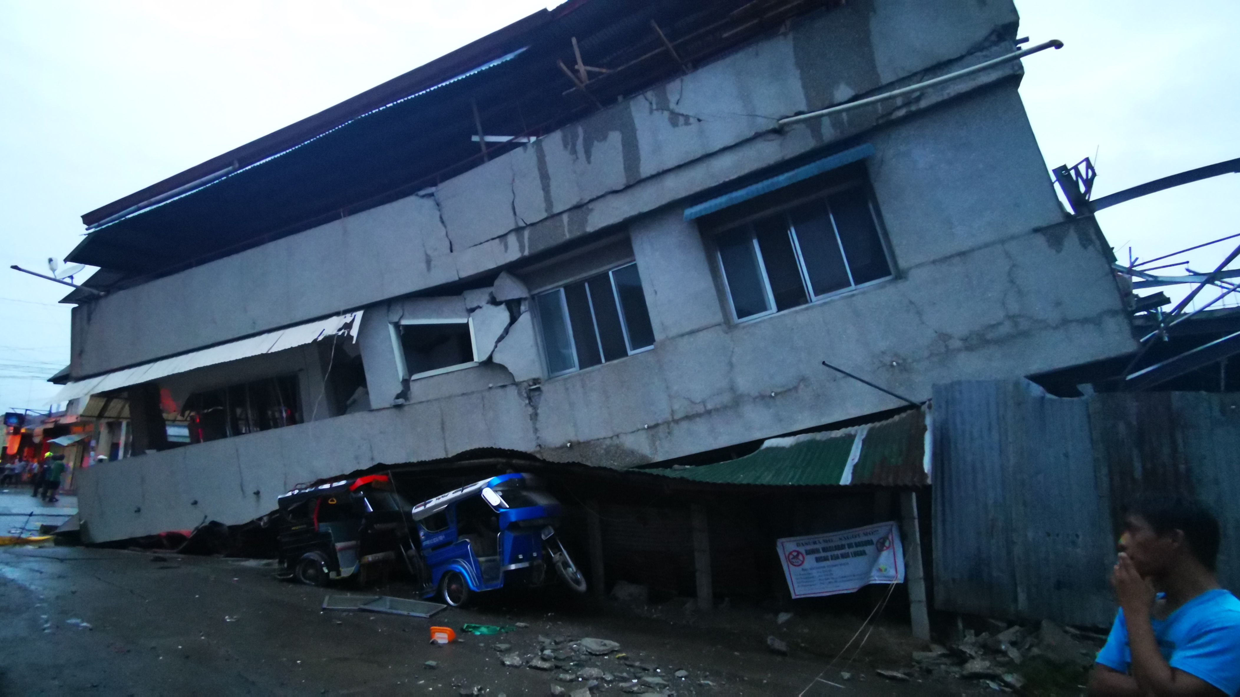 Gempa di Filipina menyebabkan bangunan rusak parah.