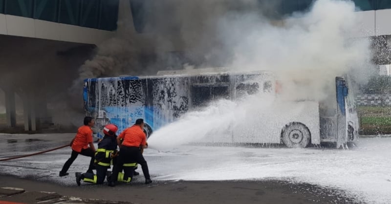 Bus Pengangkut Penumpang Terbakar di Terminal 3 Bandara Soetta