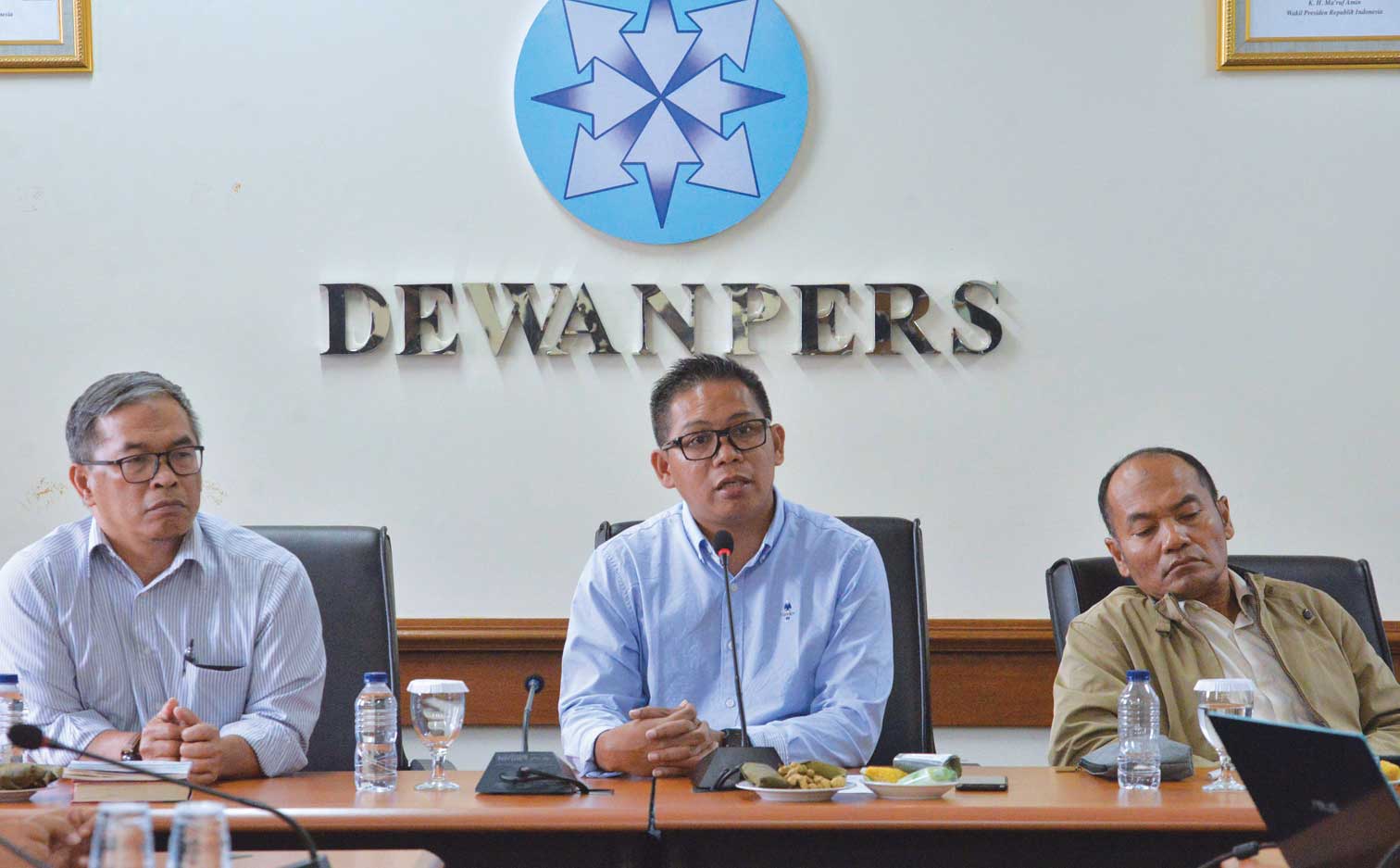 Ketua Umum IJTI Yadi Hendriana (tengah) didampingi Dewan Pertimbangan Makroen Sanjaya (kiri) dan Ketua Dewan Pertimbangan Imam Wahyudi.