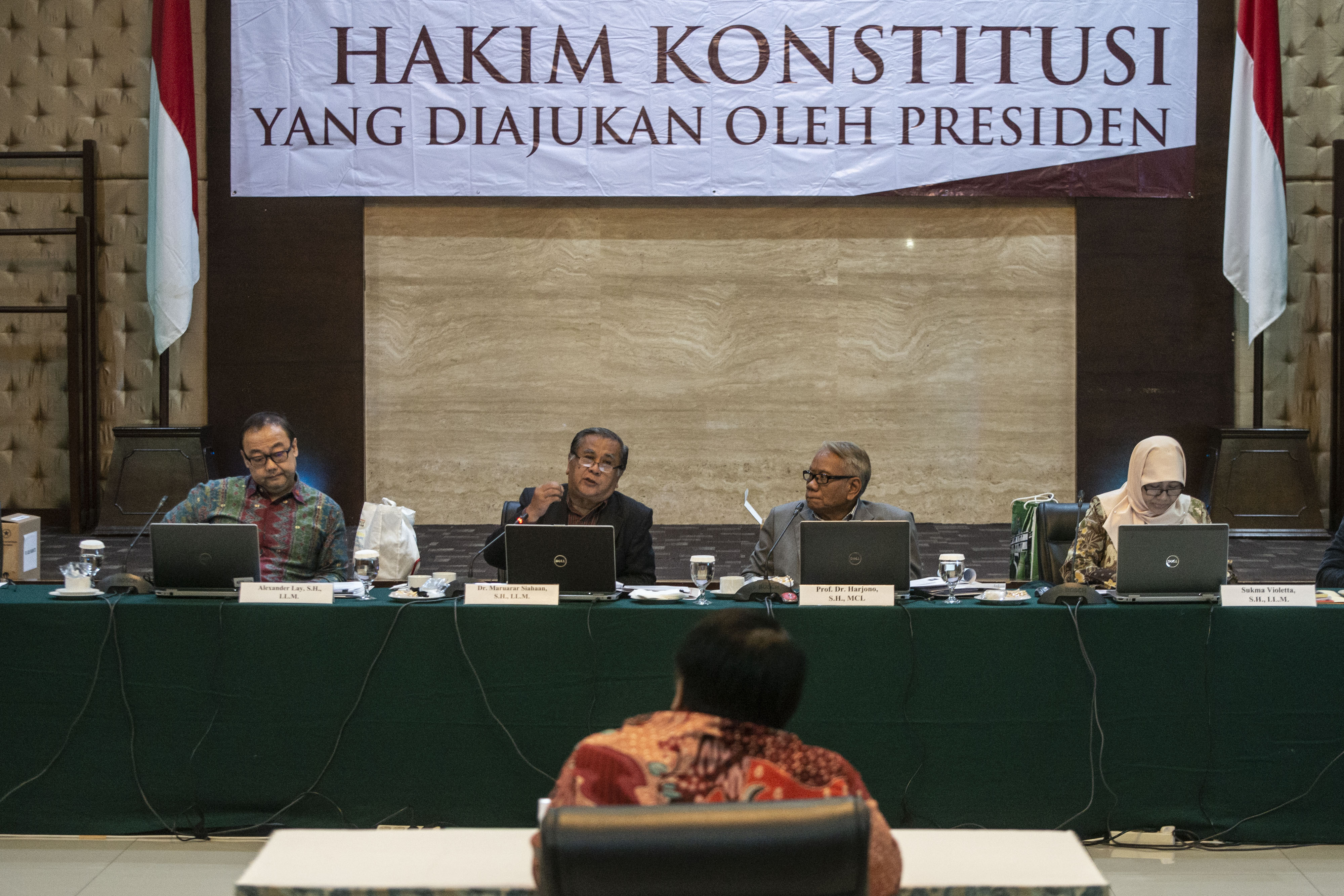Proses seleksi Hakim MK. Dari delapan hakim yang dijaring Pansel, muncul tiga nama calon Hakim MK yang diserahkan ke Presiden. 