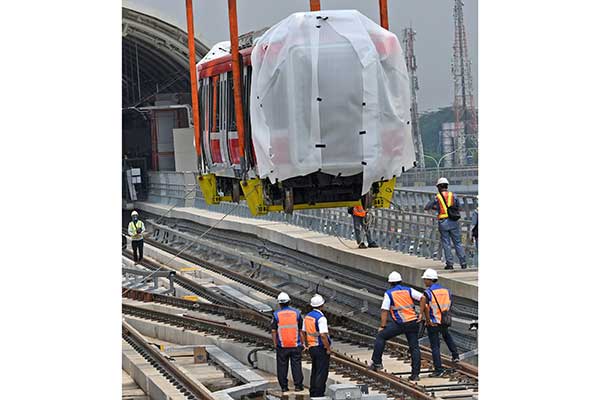 Pengangkatan gerbong kereta 'light rail train' atau lintas rel terpadu (LRT) di Stasiun Harjamukti, Cimangis, Rabu (4/12/2019)