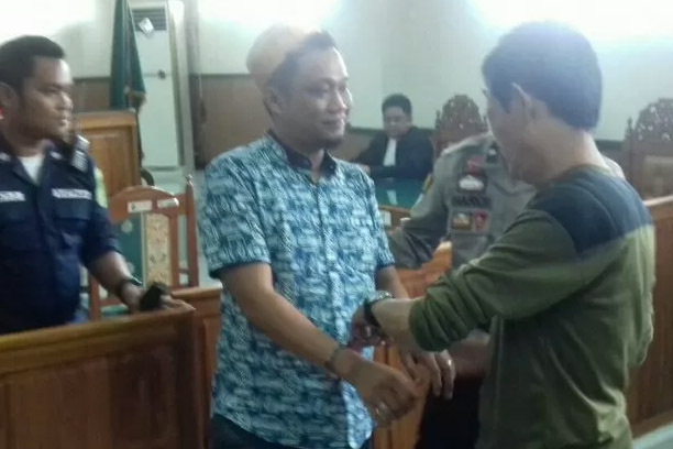 Terdakwa kasus narkoba usai putusan di Pengadilan Negeri Kelas II B Dekayu, Muba, Sumsel, Rabu (11/12/2019). 